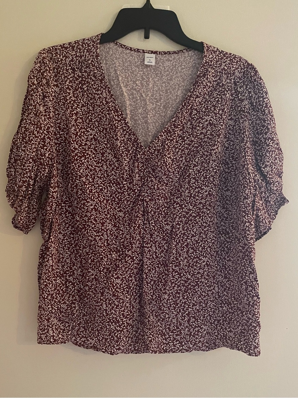 Old Navy Burgundy and White V-Neck Short Sleeve Blouse